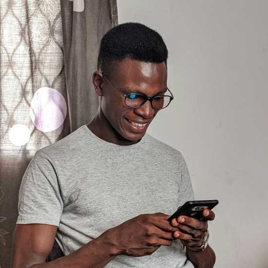 rentmote-man-using-cellphone-simple-testimonial-2