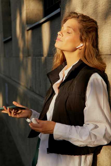 rentmote-woman-listening-music